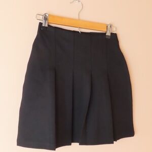 H&M | Classic Black Pleated Skirt